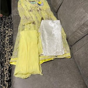 Pakistani shalwar kameez